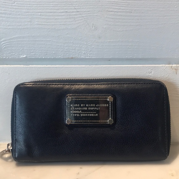 Marc By Marc Jacobs Handbags - Marc By Marc Jacobs Leather ZIP Wallet Preloved